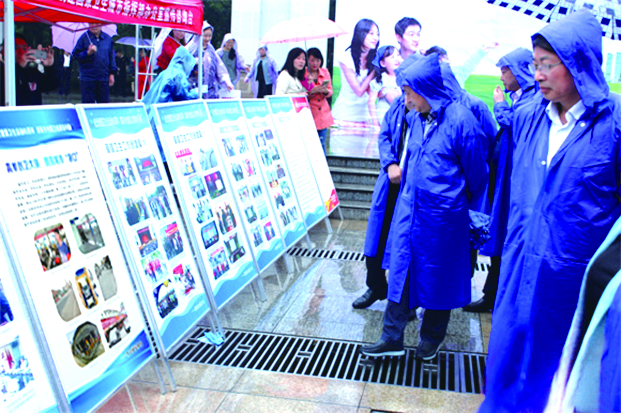 圖為市民冒雨在觀看我司圖文并茂創(chuàng)衛(wèi)成果展板。