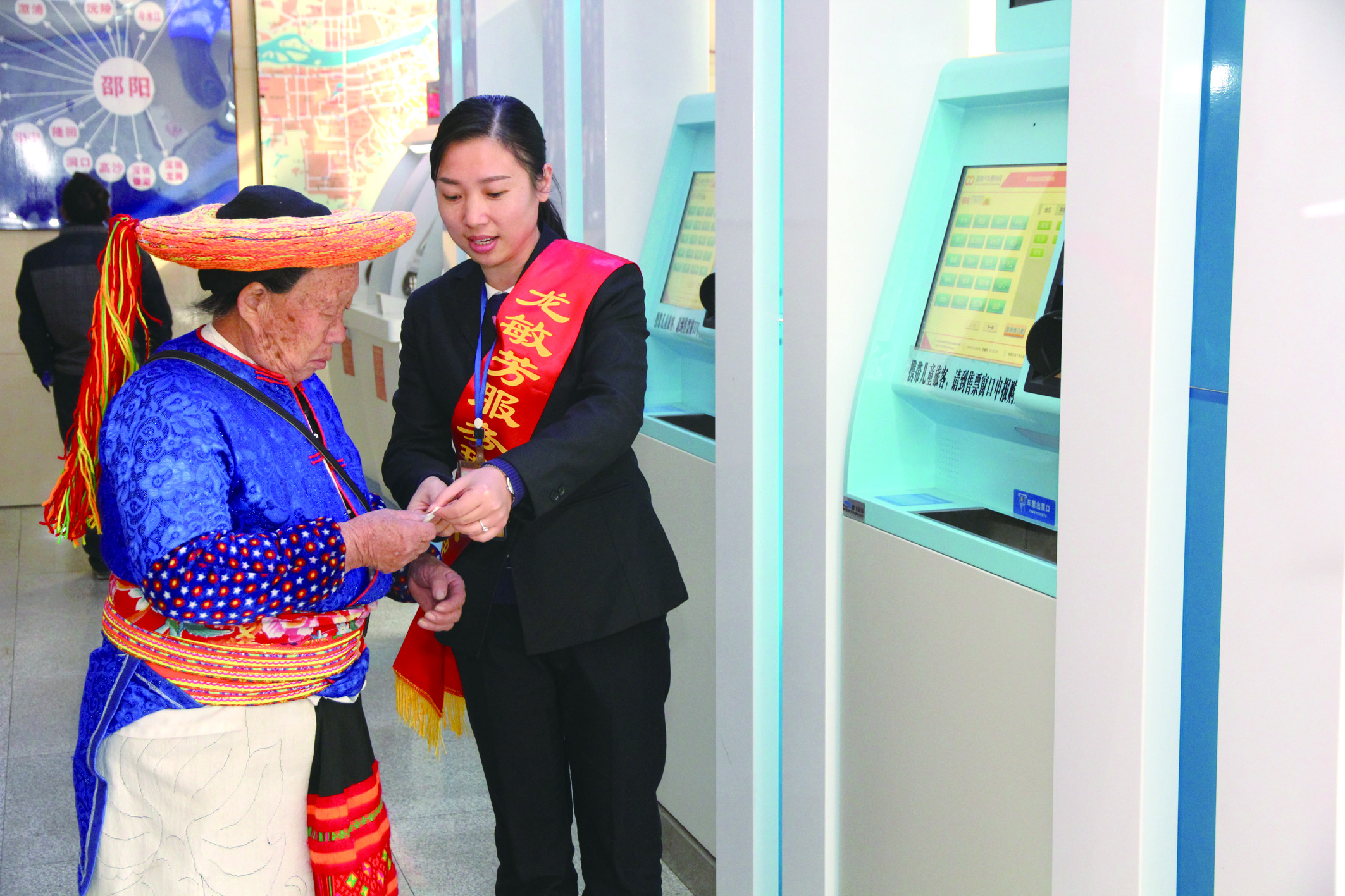 實(shí)名自助售票也深受瑤族老人青睞。 李高雄攝于市汽車北站