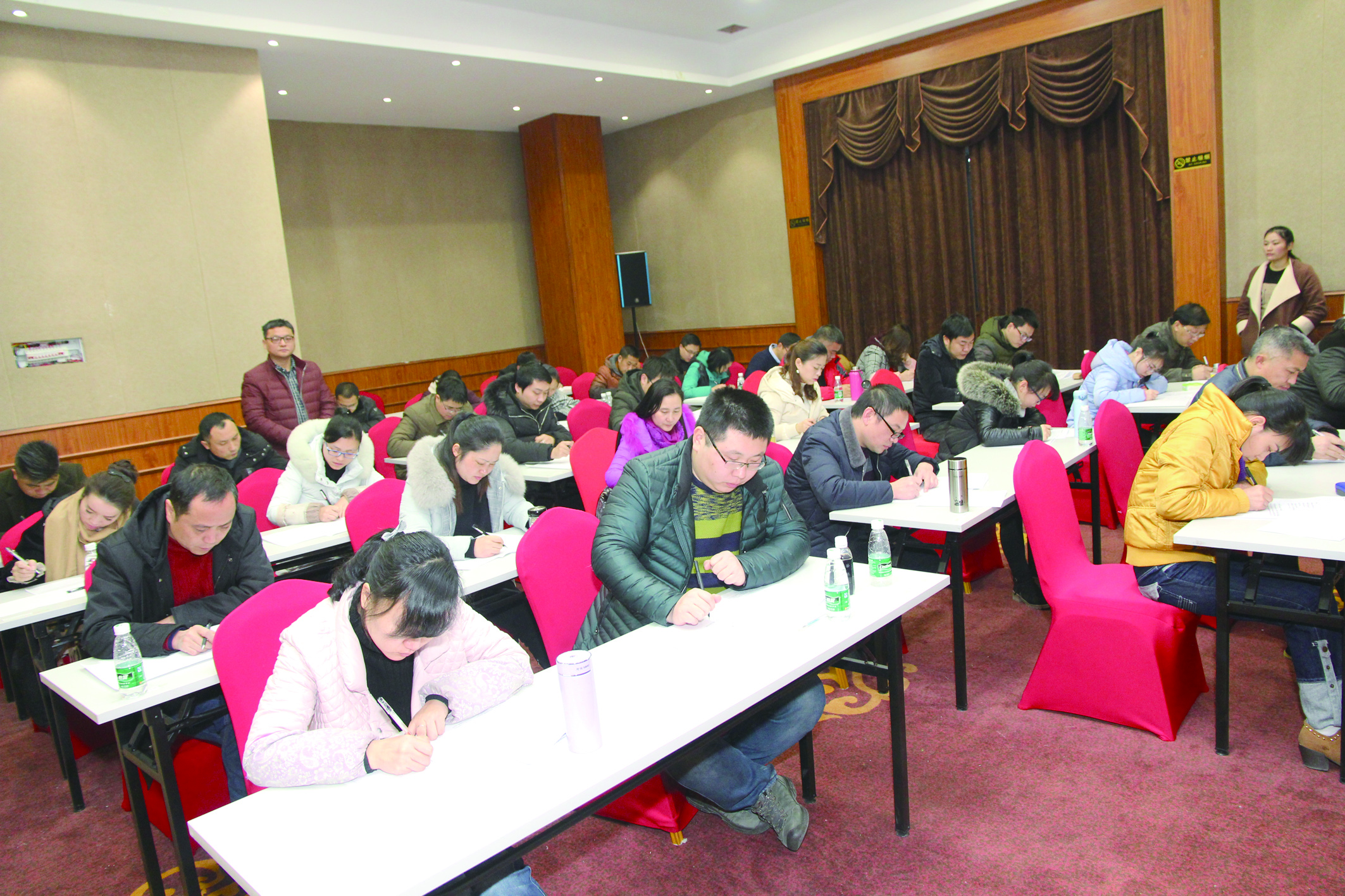 1月15日，42名基層骨干正在認真答題
