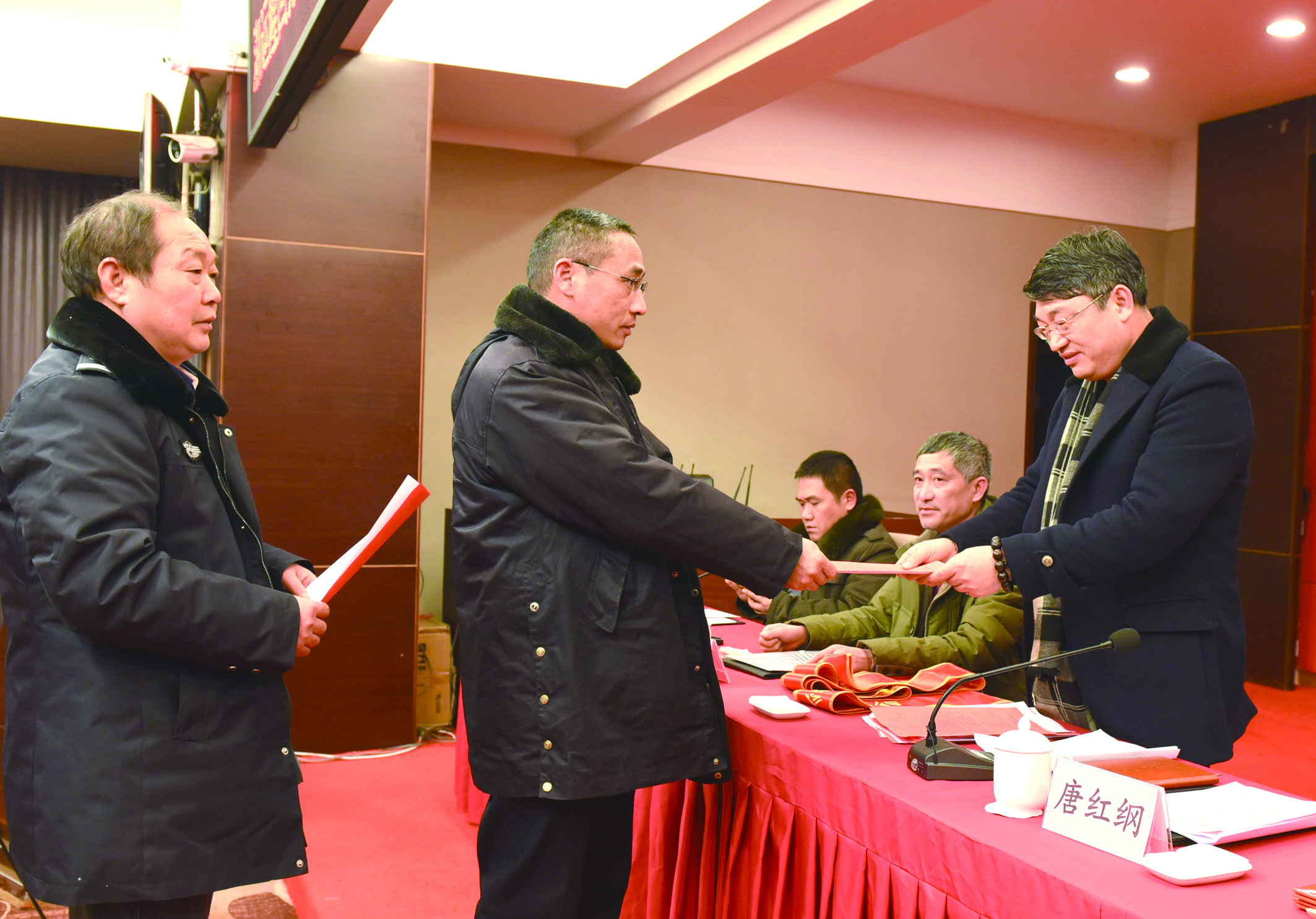 1月30日，隆回分公司召開(kāi)2017年工作總結(jié)表彰大會(huì)暨2018年春運(yùn)工作動(dòng)員大會(huì)。