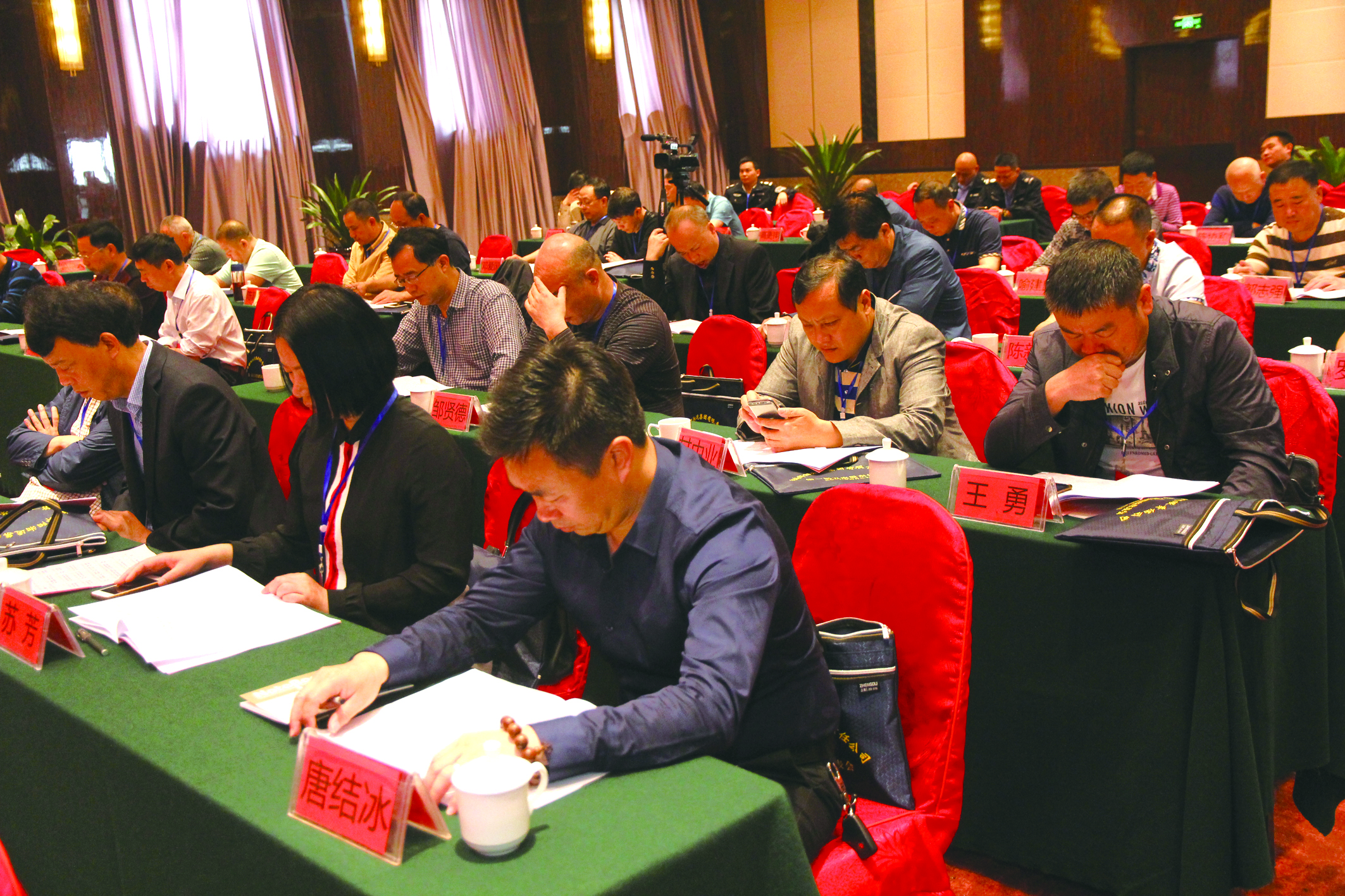 圖為第一屆五次股東代表在認(rèn)真聽取工作報告。