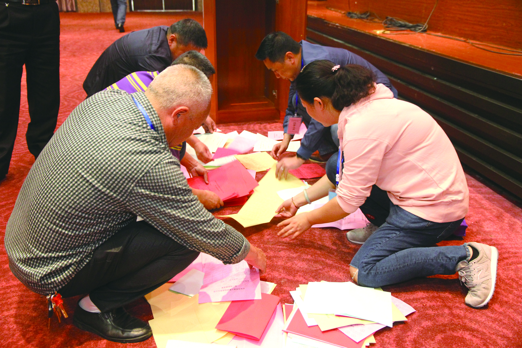 圖為工作人員在仔細(xì)清理選票。