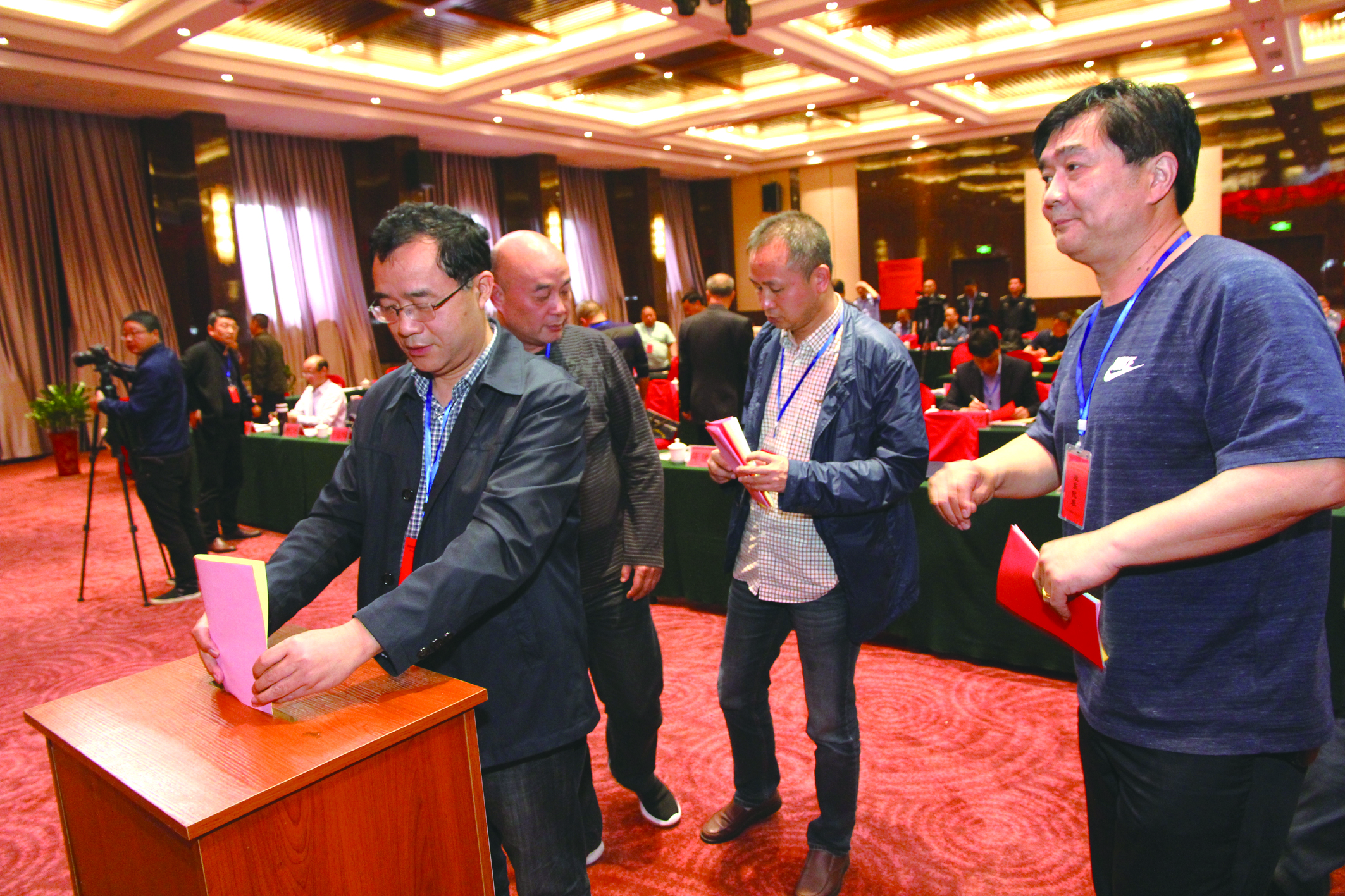 圖為第一屆五次股東代表在投票選舉。