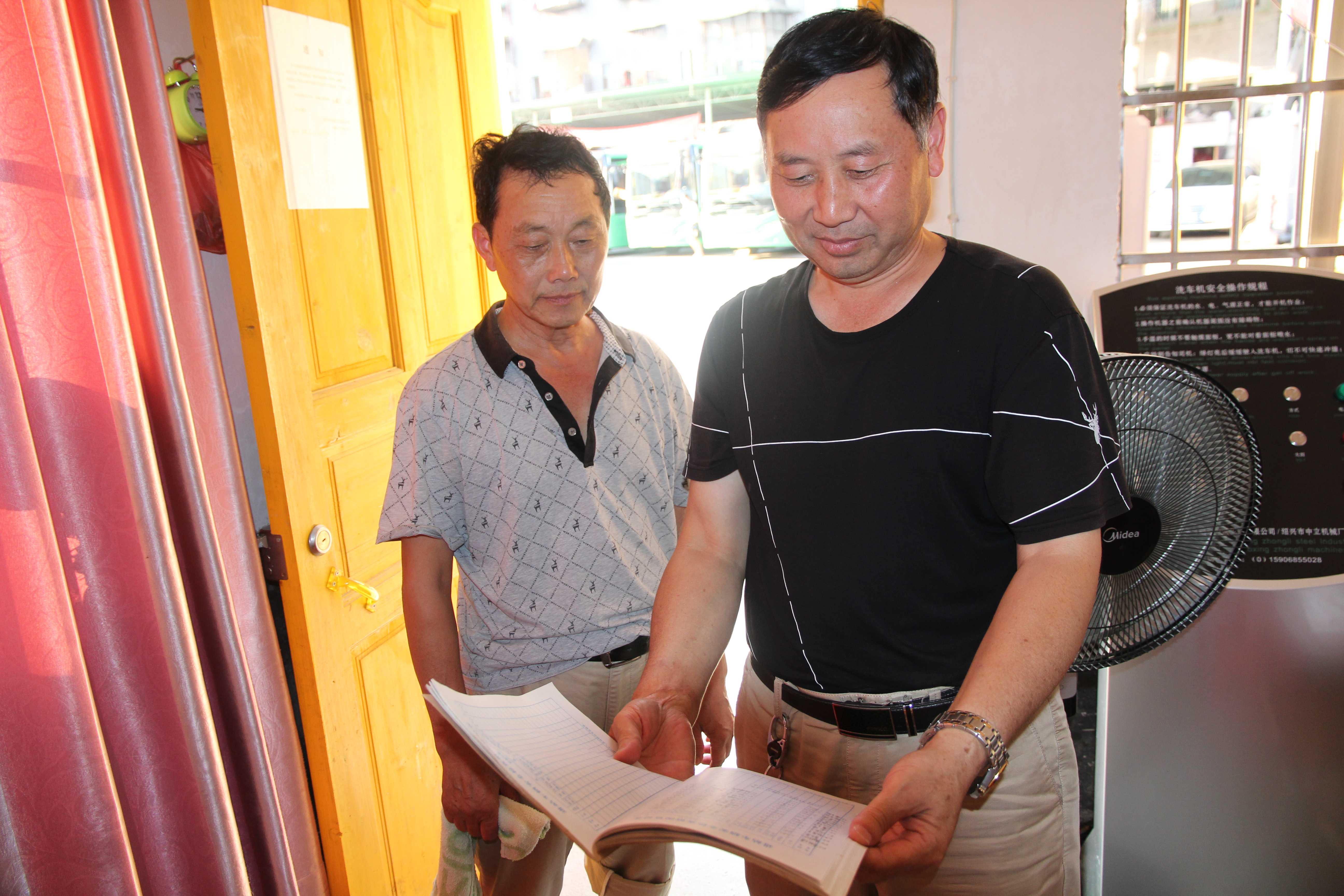 干工作就要盡力干好 ——記集團(tuán)公司優(yōu)秀黨員、綏寧綠洲公汽公司經(jīng)理李茂良 祖   冠