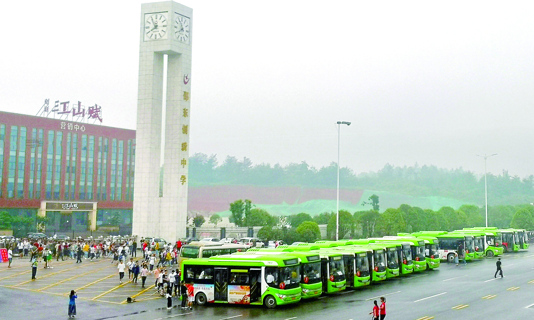 愛心送考 多方給力 邵東公汽 （尹向連報(bào)道） 為認(rèn)真貫徹落實(shí)邵東縣高考交通運(yùn)輸保障工作會(huì)議精神，確保2019年高考接送工作安全、平穩(wěn)、萬無一失，邵東公汽公司領(lǐng)導(dǎo)未雨綢繆，提前要求車隊(duì)做好應(yīng)急預(yù)案。高考前夕，該公司對(duì)全部運(yùn)營車輛進(jìn)行安全檢查；對(duì)駕駛員進(jìn)行培訓(xùn)教育，加強(qiáng)了路檢路查，加大了對(duì)“三品”的檢查力度；要求所有的駕駛員“無聲”駕駛，特別是在靠近考點(diǎn)位置，嚴(yán)禁公交車鳴笛，并調(diào)低了報(bào)站聲音，在調(diào)度中心后臺(tái)，循環(huán)發(fā)送降噪提醒，為考生營造一個(gè)安靜的考試環(huán)境。 同時(shí)，該公司就運(yùn)力安排、車輛安全、優(yōu)質(zhì)服務(wù)、照顧考生等方面做了全面部署，并協(xié)調(diào)交警就送考車輛行駛線路做了具體規(guī)劃。另規(guī)定高考期間，憑準(zhǔn)考證的考生與陪考家長可以一起免費(fèi)乘坐公交車。 據(jù)悉，本次共派出近100輛新能源純電動(dòng)公交車為5000多名莘莘學(xué)子提供接送服務(wù)，贏得了服務(wù)學(xué)校領(lǐng)導(dǎo)及家長的點(diǎn)贊。