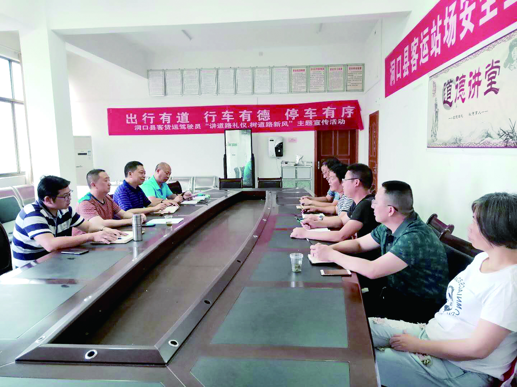 6月12日至13日，集團公司董事、副總經(jīng)理唐新宇率辦公室、房產(chǎn)基建、企管部門負責人深入分公司就門面合同等事項進行核查和清理，并對門面經(jīng)營狀況調(diào)研。據(jù)悉，兩天時間核對門面合同144份。 ? 為切實加強企業(yè)內(nèi)部管理，集團公司決定對全司門面管理開展清理，成立集團公司門面清理領(lǐng)導(dǎo)小組以抓好此項工作。圖為唐新宇（左二）在洞口客運分公司部署相關(guān)工作。 祖冠 攝影報道