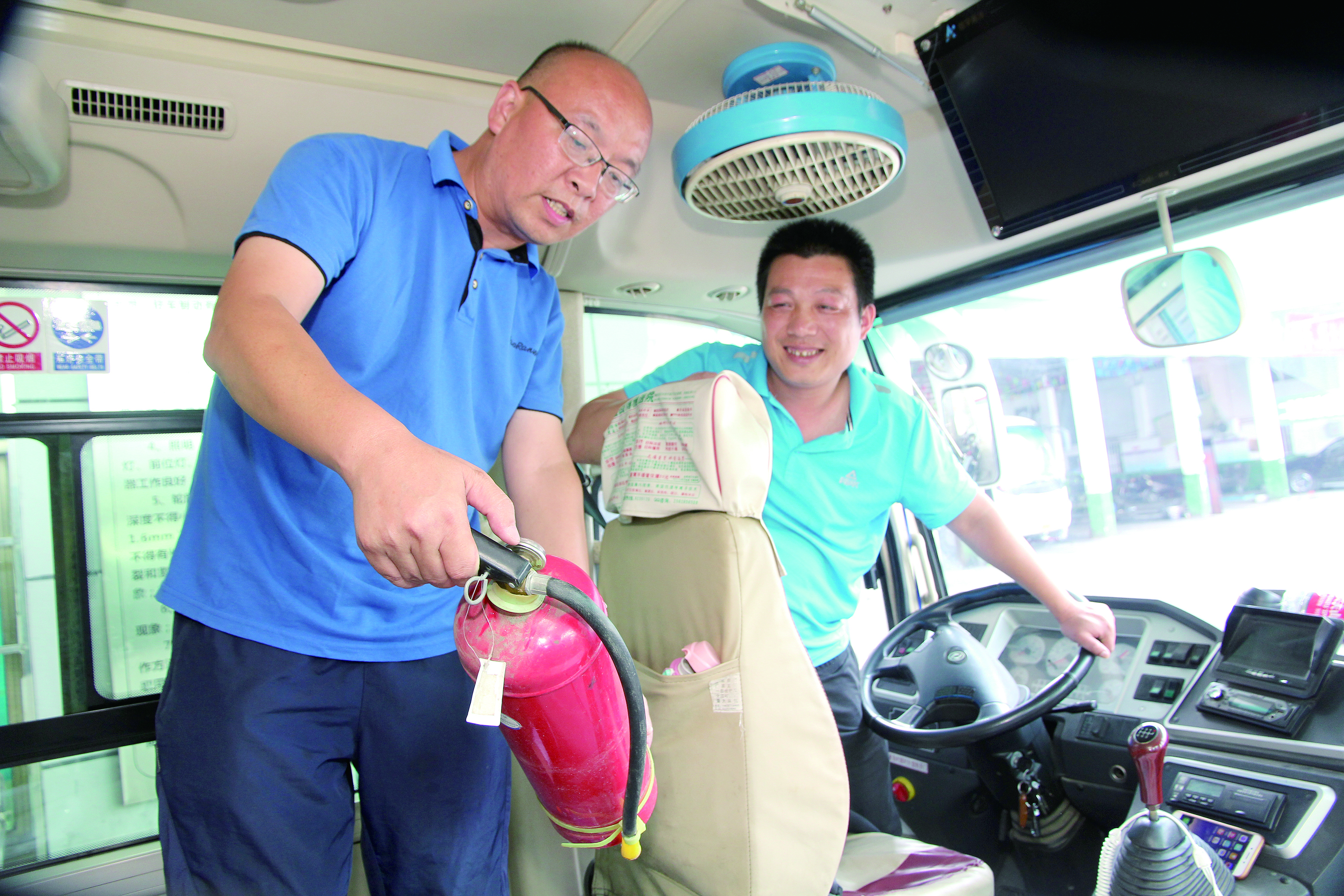 安全稽查兩不誤 ——記集團公司優(yōu)秀共產(chǎn)黨員、隆回汽車西站副站長李擁政 肖秀華