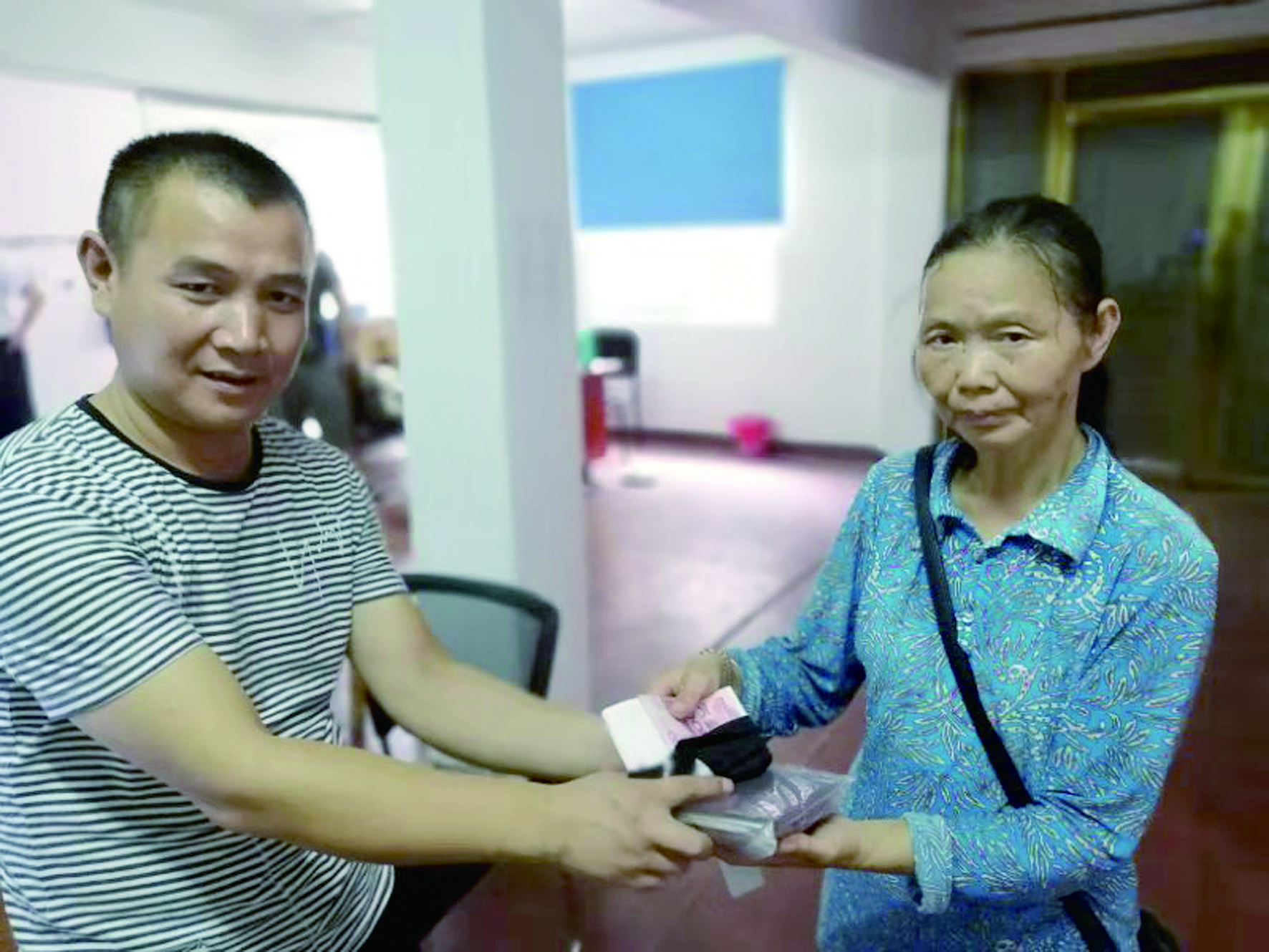 點(diǎn)贊！6500元現(xiàn)金完璧歸趙 （王智春 李高雄報(bào)道）