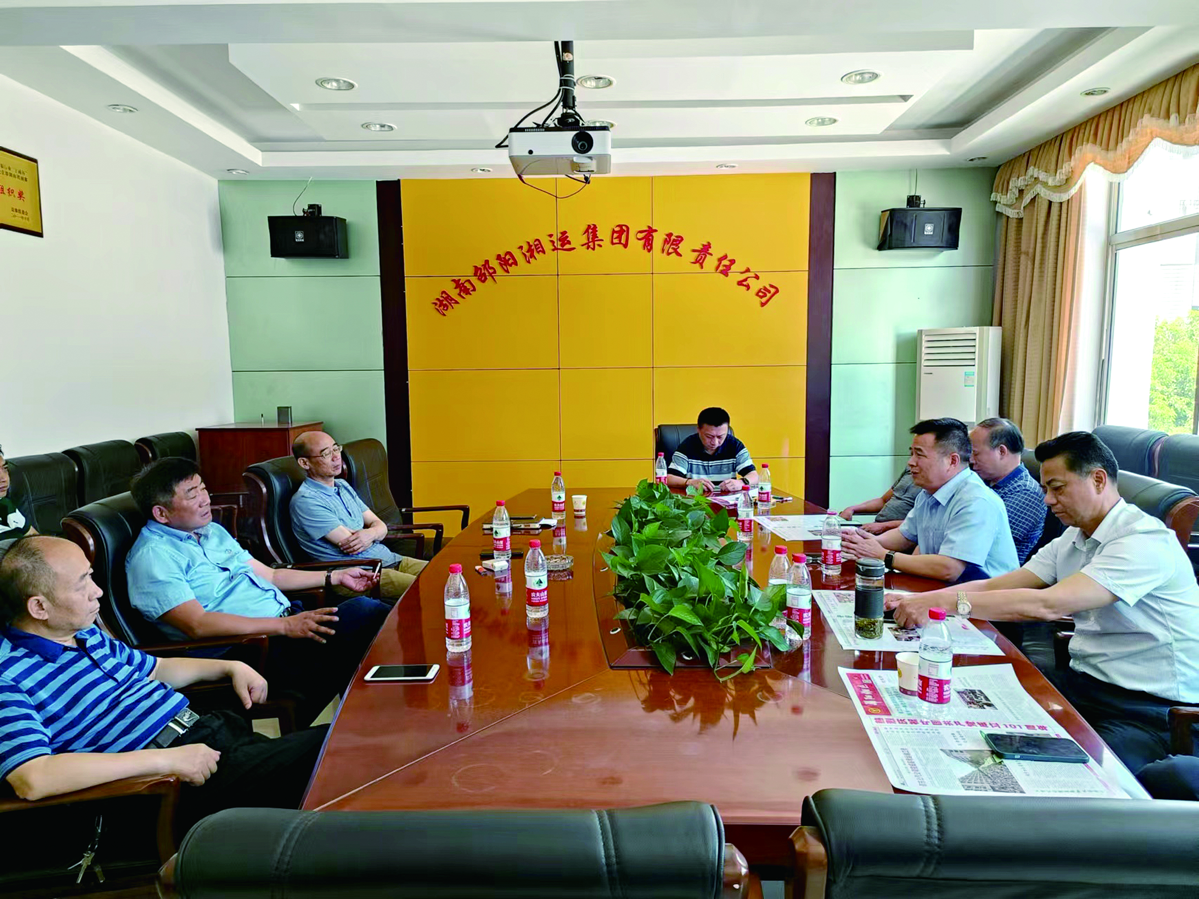 王宏波董事長會(huì)見銀德良總經(jīng)理 （李高雄報(bào)道）