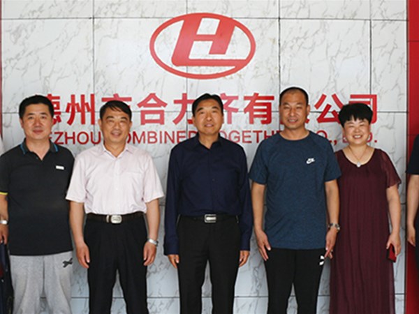 5月24日，德州市總工會(huì)授予德州市合力齊車業(yè)有限公司董事長(zhǎng)李學(xué)治“優(yōu)秀農(nóng)民工之星”的榮譽(yù)稱號(hào)
